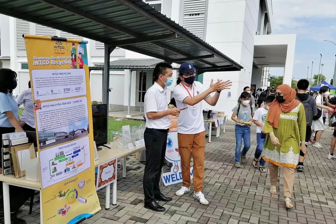 创世大发马来西亚厂长张艳红与学校老师讨论回收车的放置位置