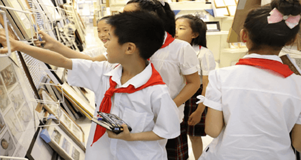 浦东新实验小学学生参观创世大发再生展厅，了解废弃塑料是如何变成相框、镜框、踢脚线等精美产品