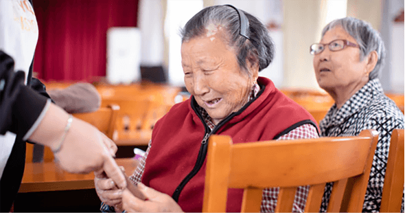 创世大发再生同“拾光”公益小队密切合作，开展时光公益摄影活动，为老人拍摄精美照片，践行企业社会责任